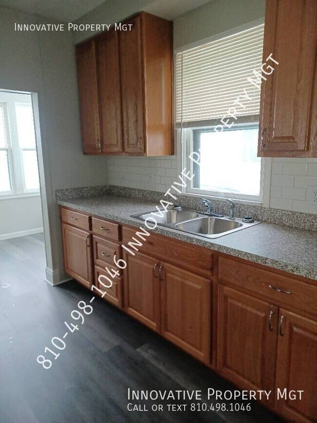 Building Photo - 842 E 9th St