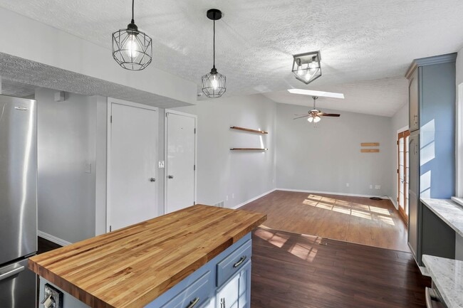 Building Photo - 5399 Thornburg Ct