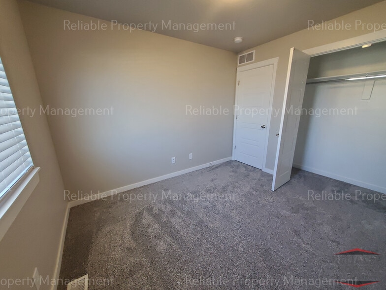 Building Photo - 2015 Lawrence Ln