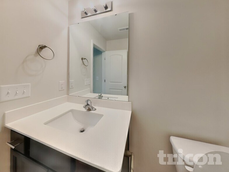 Building Photo - 35 Drake Cir