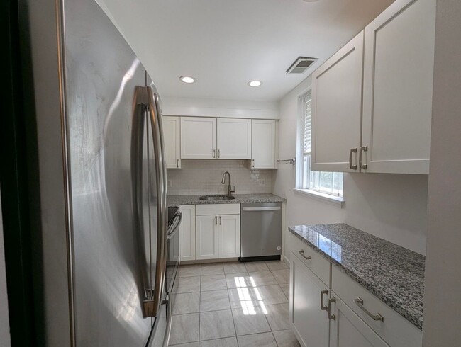 Building Photo - Stunning And Spacious 2-Level, 1 Bedroom, ...