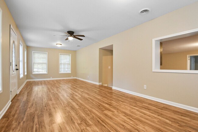 Building Photo - Pet Friendly Three Bedroom!