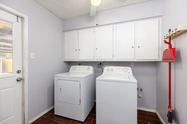 Building Photo - 10615 Lands Run St