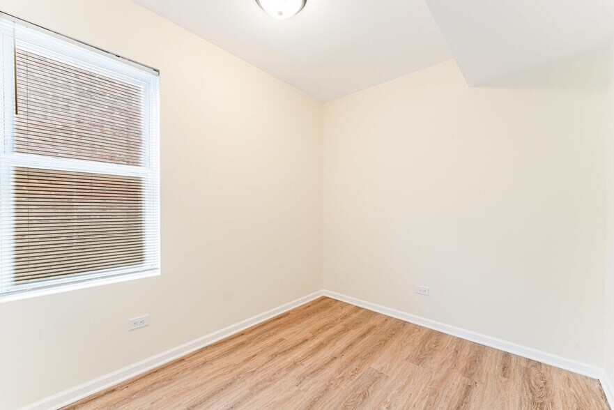 Building Photo - 5025 W Huron St