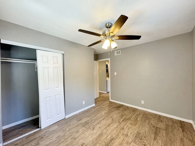Building Photo - Sunshine Estates Completely Renovated Apar...