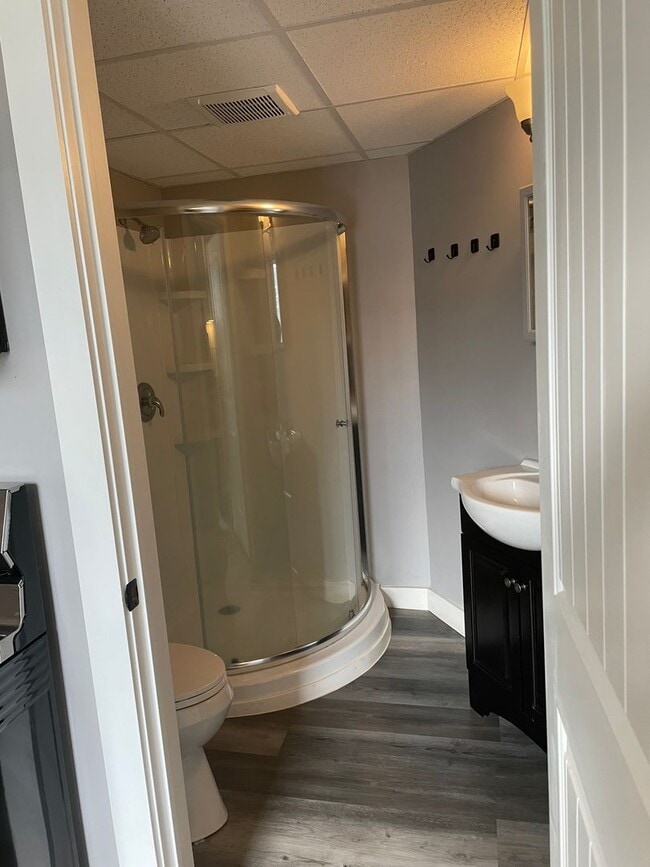 Building Photo - 1 Bedroom Available - Updated and Great Location!