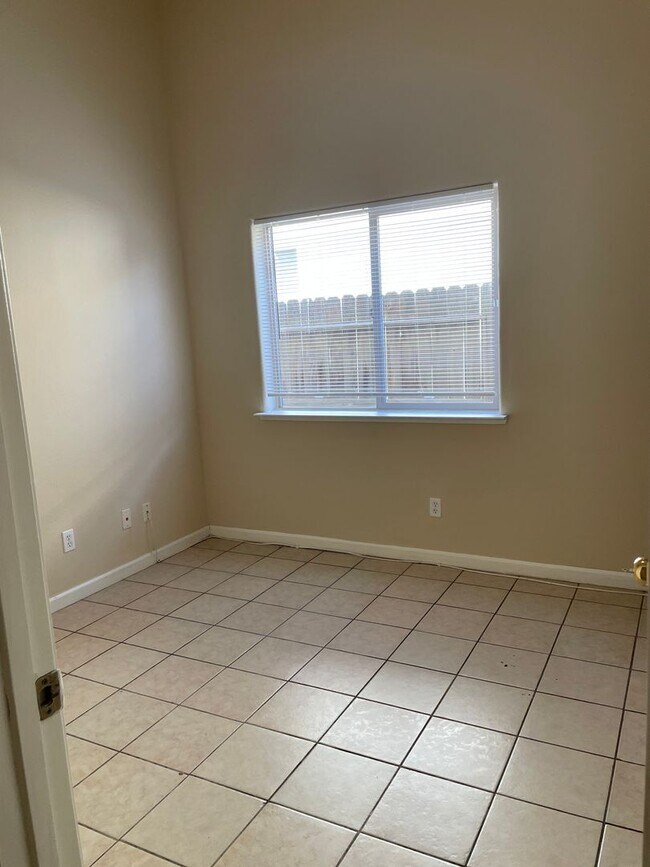 Building Photo - Available Now! Stunning 4 Bedroom, 3 Bathr...