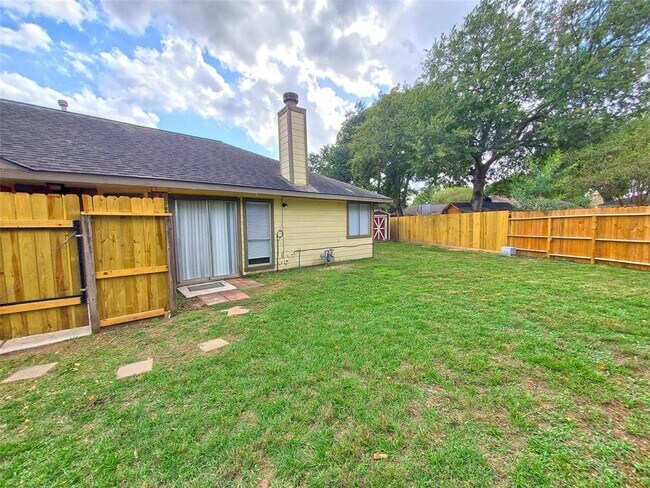 Building Photo - 11011 Shadowfield Dr