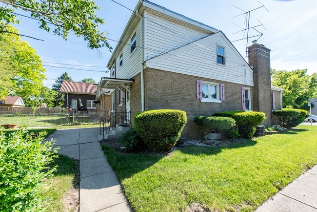 Building Photo - 903 S McAlister Ave