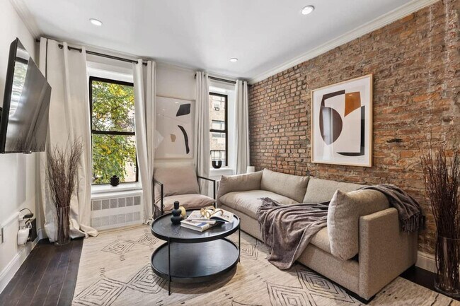 Primary Photo - 323 E 78th St