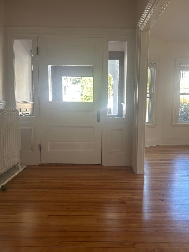 Building Photo - Beautiful 3BR/1.5BA Home Available Septemb...
