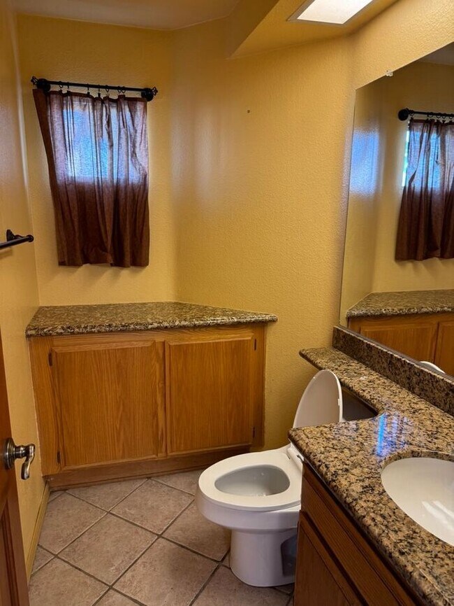 Building Photo - Beautiful 3 Bedroom House in Private Fontana Area CA 92337