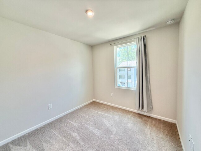 Building Photo - Stunning 3BD, 2.5BA End Unit Zebulon Townh...