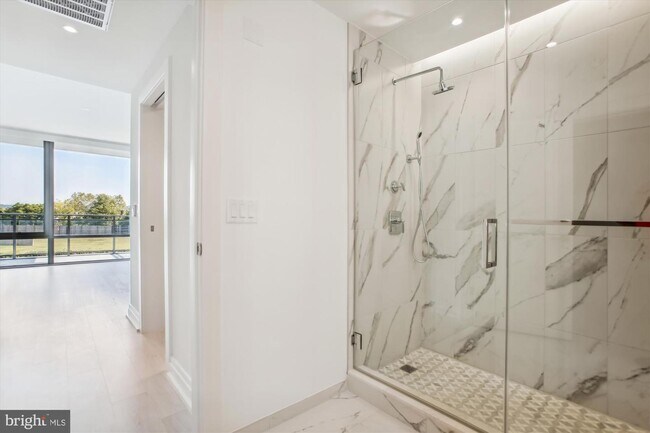 Primary Shower - 1201 N Royal St