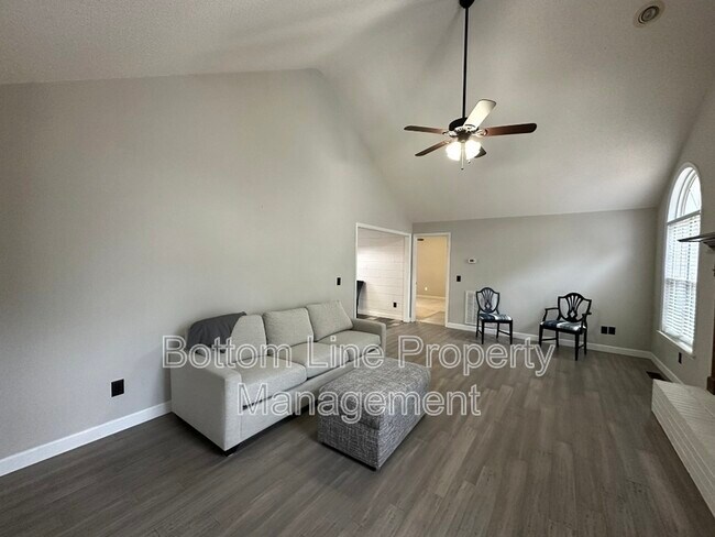 Building Photo - 404 Wood Run