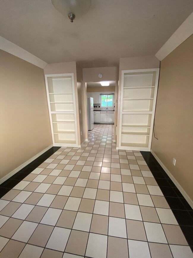 Building Photo - Johnson Duplex Apartments