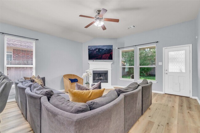 Building Photo - 2450 Garden Shadow Dr