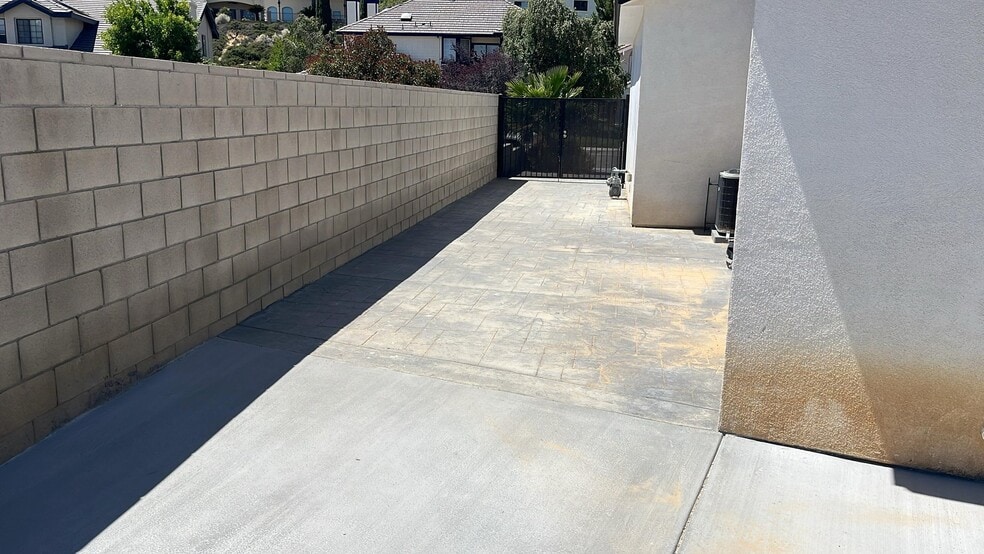 Building Photo - 41446 Manzanita Dr