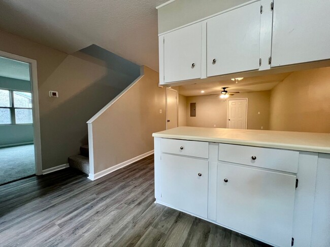 Building Photo - NEWLY REMODELED MOVE-IN READY (NO PETS PER...