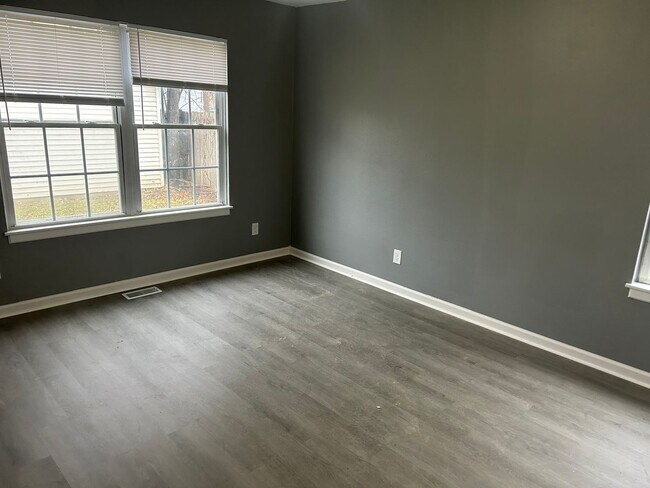 Building Photo - 3 Bedroom House