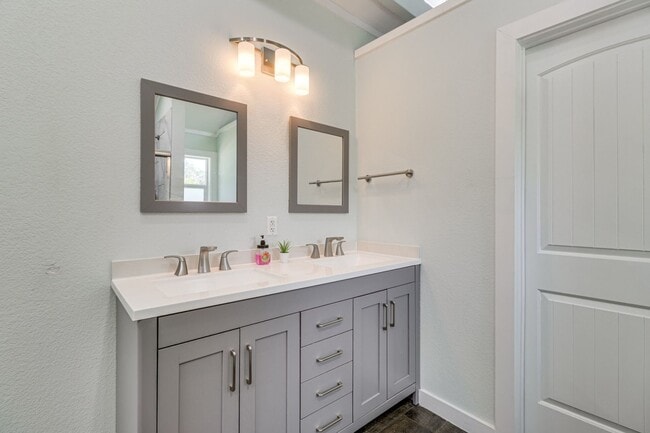 Building Photo - 372 Plum St