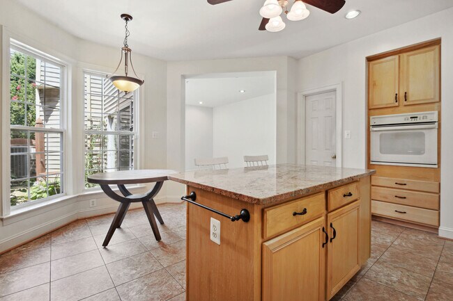 Building Photo - 557 Longhorn Crescent