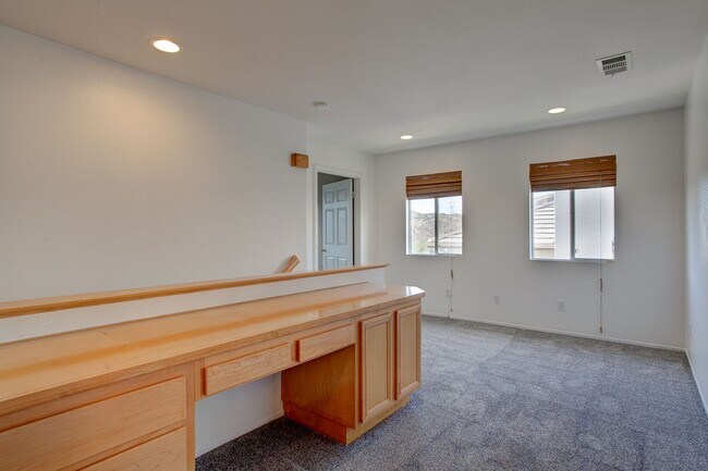 Building Photo - Beautiful 5 Bedroom Home (1 Downstairs) with VIEWS
