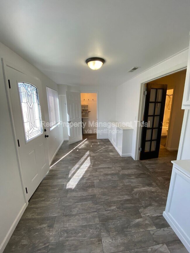 Building Photo - 430 Falling Ln