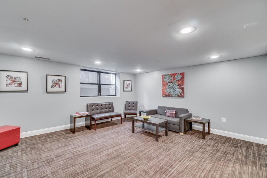 Resident lounge - 1354 Euclid St NW