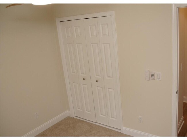 Building Photo - 330 Pondridge Cir