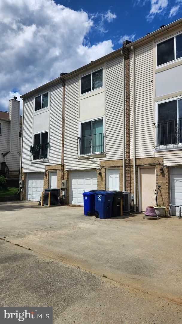 Building Photo - Arlington Townhouse With Attached Garage!