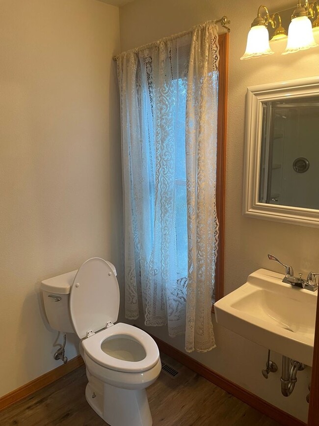 Building Photo - Large Three Bedroom on the North Side of D...