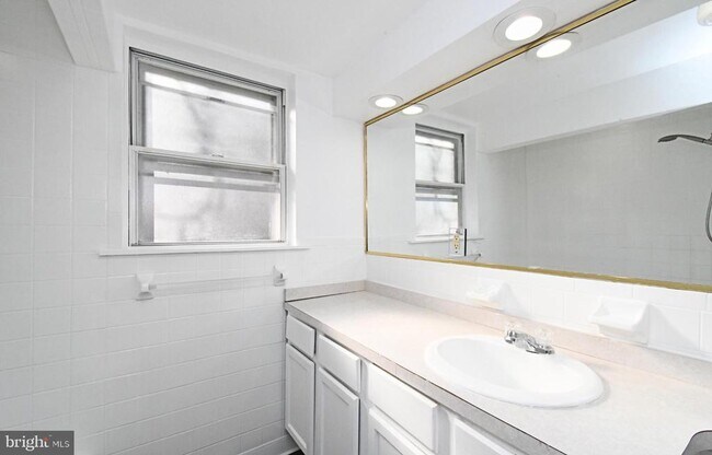 Building Photo - 5816 Knox St