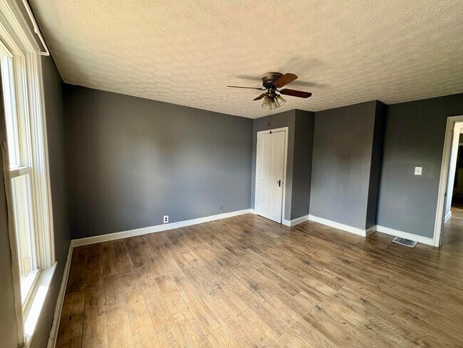 Building Photo - 425 Forest Rose Ave