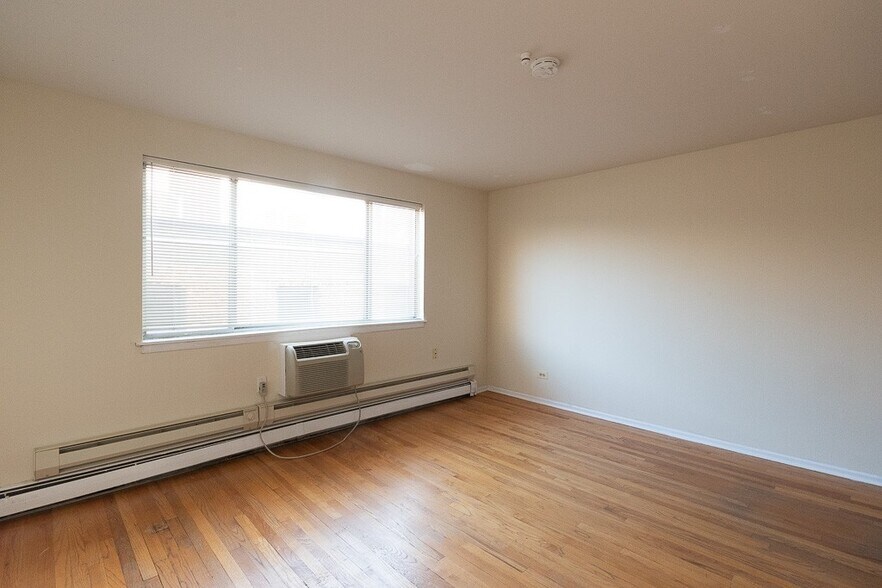 Building Photo - 650 W Wrightwood Ave