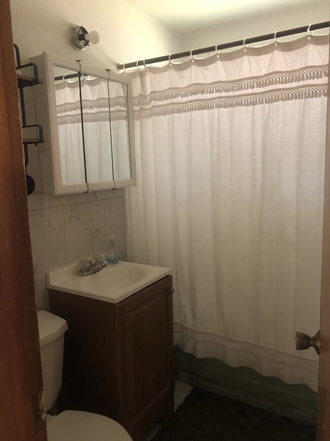 bathroom - 3927 W 23rd Ave