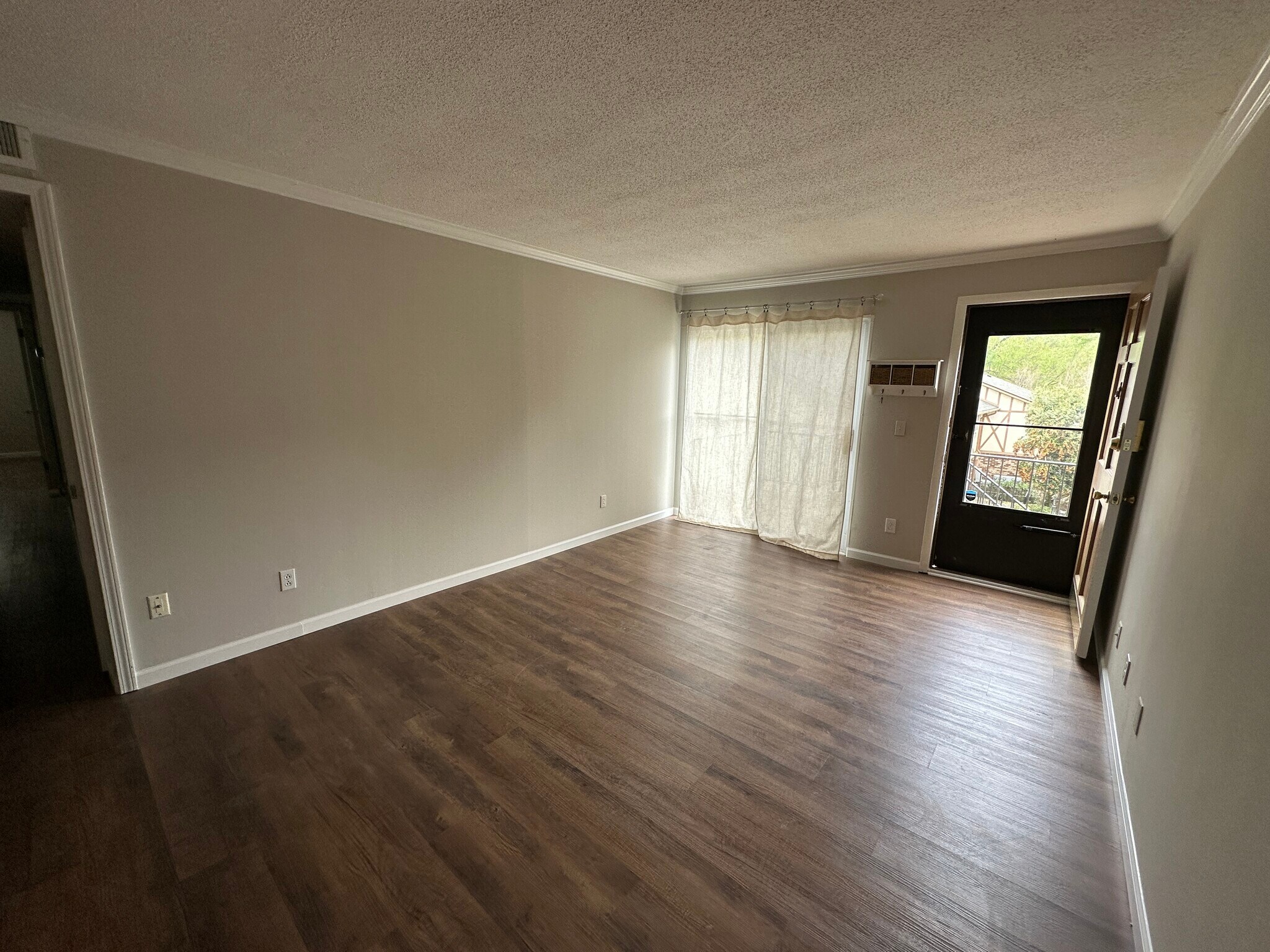 Unfurnished living area - 1177 Church St