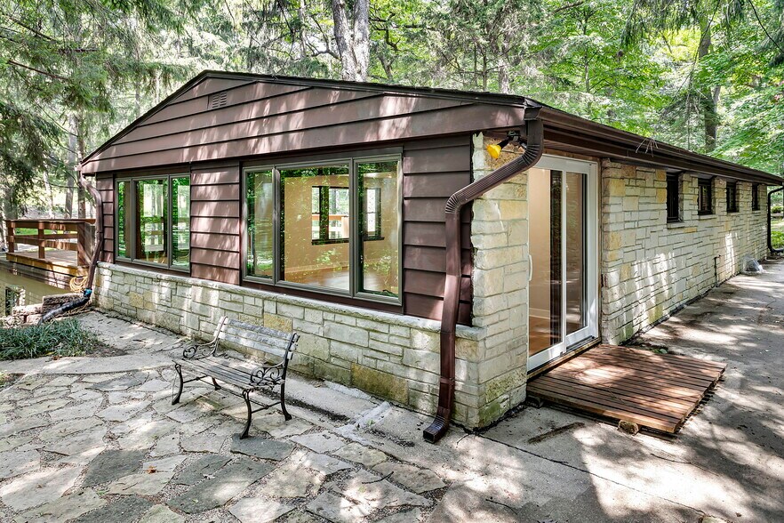 Building Photo - W289N3114 W Lakeside Dr