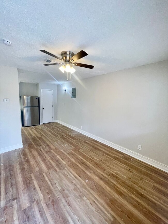 Building Photo - 1 Bedroom/1 Bath Duplex Unit Available for Rent in Brandon!