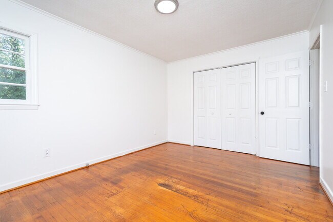 Building Photo - 2 Bed / 1 Bath Bottom Unit Duplex Convenient Spartanburg Location with Modern Features $1000/mo rent