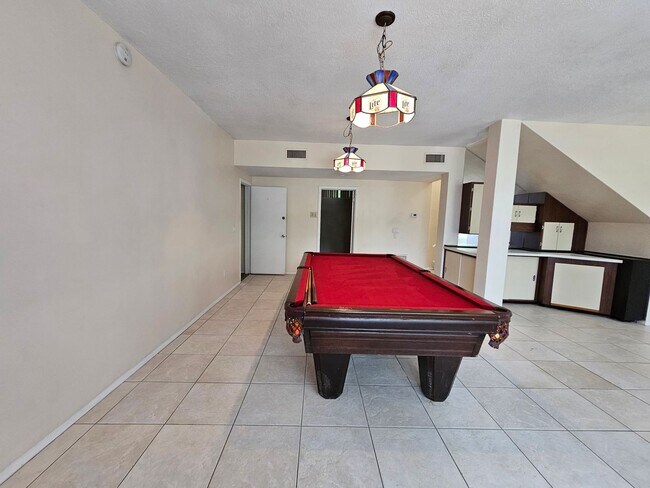 Building Photo - 6 Bedroom/3 Bath home in Black Acres