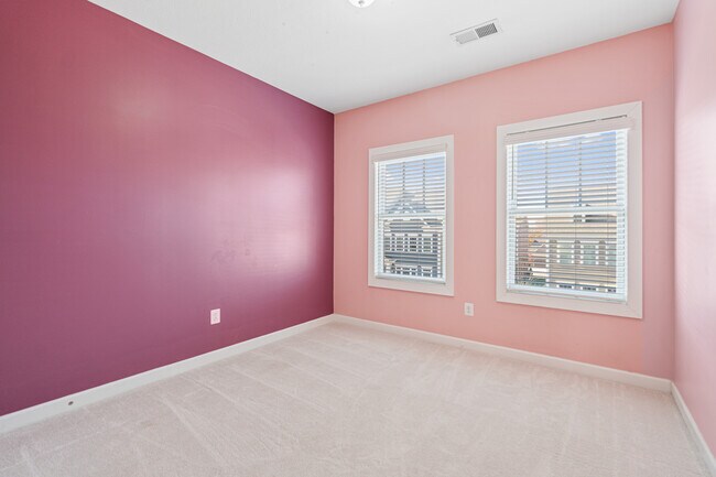 Building Photo - 337 Osona Ln