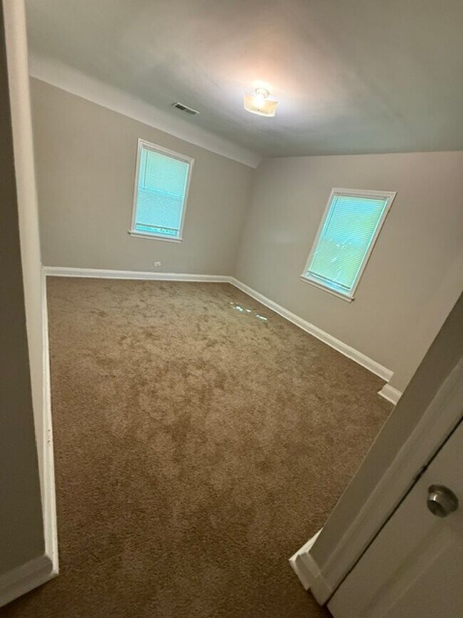 Building Photo - Spacious Home for Rent! W/D! Partially Finished Basement! Available Now!
