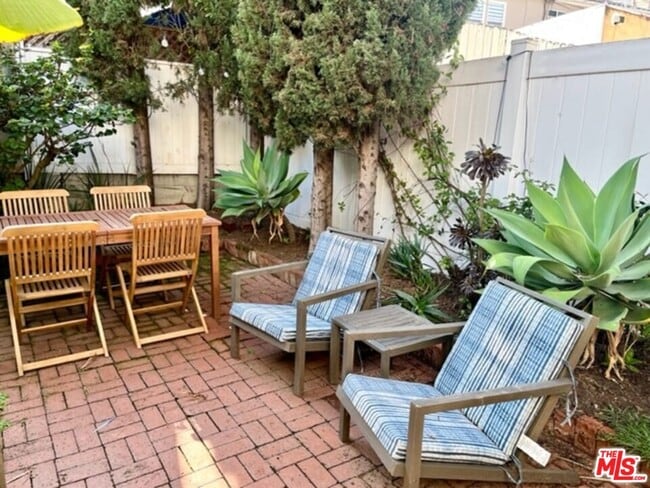 Building Photo - 1727 1/2 Malcolm Ave