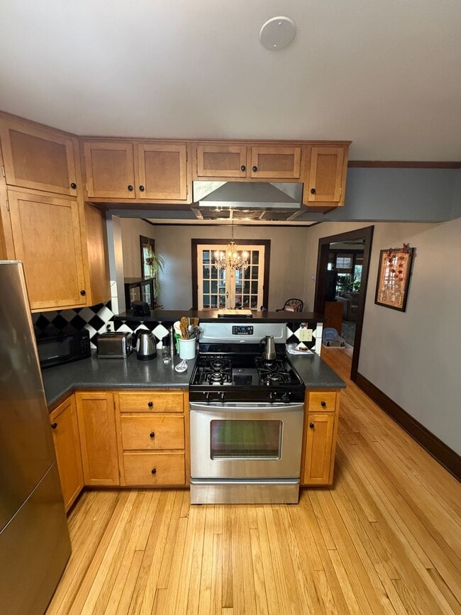 Building Photo - 327 56th St