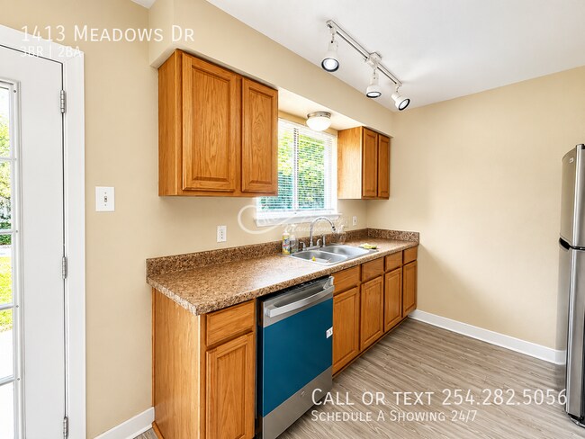 Building Photo - 1413 Meadows Dr