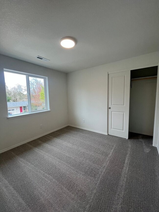 Building Photo - 975 W 27th Ave