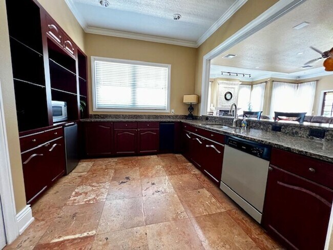 Building Photo - NEW-Remodeled bathroom & kitchen! NEW VINYL PLANK flooring & fresh paint! 2 bedroom 1 bath condo ...