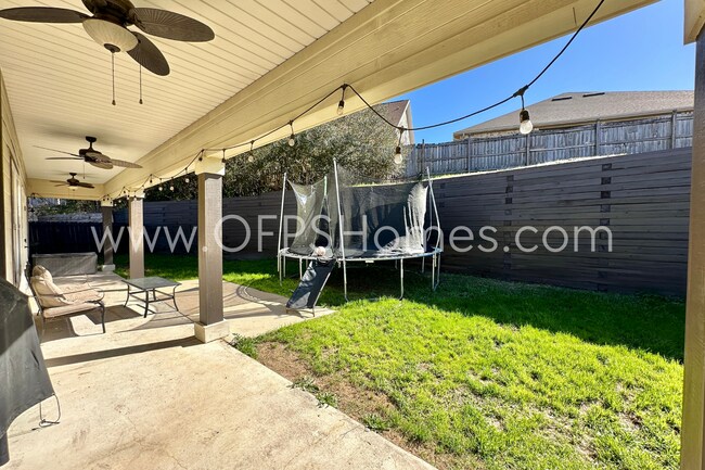 Building Photo - AVAILABLE IN AUG! 5BR/3BA IN S. CRESTVIEW
