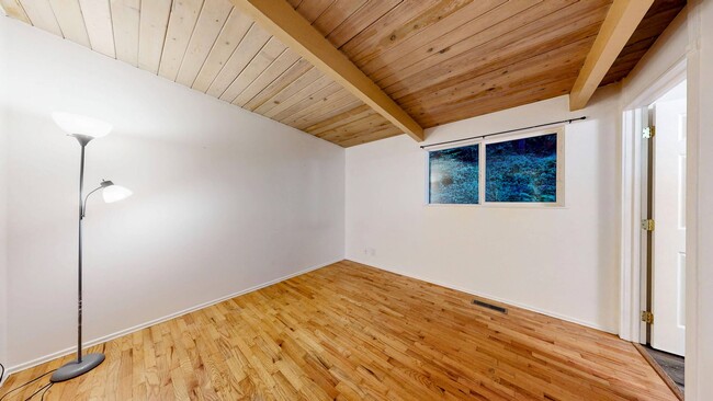 Building Photo - Available April 1 in Richmond Highlands